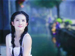娱乐吃瓜刘亦菲,娱乐圈的瓜田，她如何成为焦点女神？
