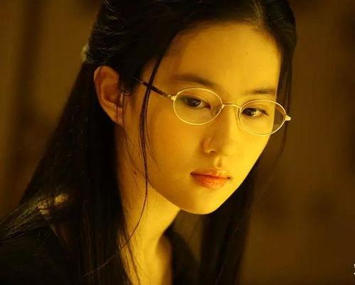 娱乐吃瓜女生主持戴眼镜