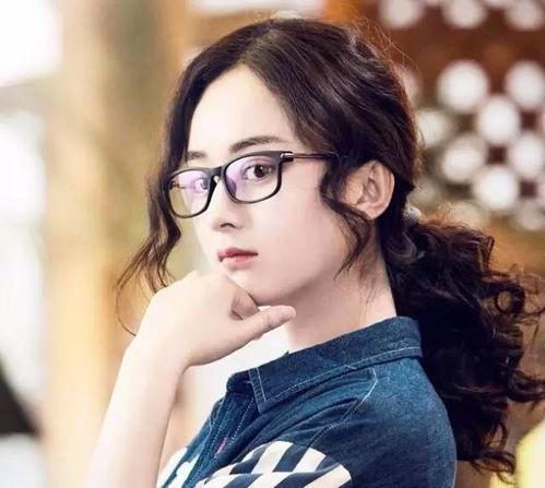 娱乐吃瓜女生主持戴眼镜